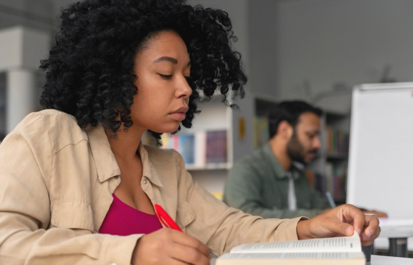 Internationale Studenten beim gemeinsamen Lernen